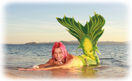 Sirena Francesca sulla riva del mare a Golfo Aranci Mermaid Francesca on the beach in Golfo Aranci