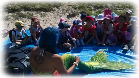 educazione ambientale con Sirena Francesca Mermaid Francesca with children of a school