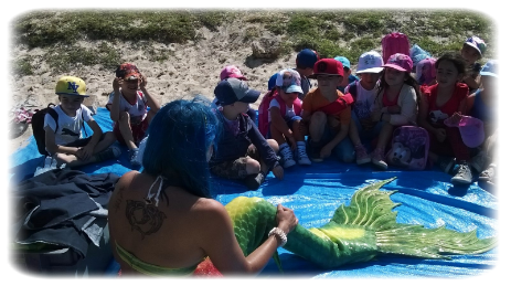 Mermaid Francesca with children of a school